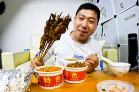 外卖小哥跑一天外卖饿了，下班买两份热干面吃，配上六串羊肉串视频封面