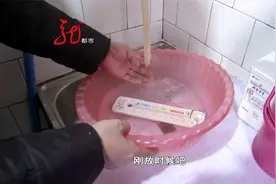 自来水突然变成30多度的热水 大家心里嘀咕：这水能喝吗