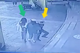 17岁女孩在商场被54岁男子袭胸 同行男生踹伤男子后被刑拘视频封面