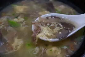 这样做的“汆肉汤”汤鲜肉嫩、做法靠谱详细、这才是真正的家常菜视频封面