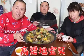 邻居送来啥好东西？大彭配上4种蔬菜和排骨，铁锅一炖，吃过瘾了