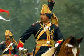 检阅印度三军仪仗队：特朗普一脸嫌弃，比利时国王被大雾呛得够呛视频封面