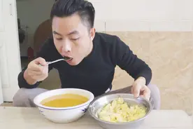 一盆稀饭八个蛋，拔牙后一天一夜没吃饭，饿得遭不住，今天多吃点