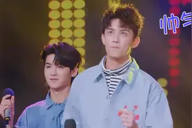 吴磊唱歌名场面：与三大男神合唱嗨翻全场，舞姿太帅全场尖叫连连视频封面