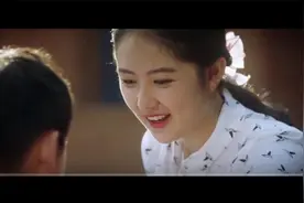 小男孩去河里游泳衣服被拿走光屁股藏树上还给老师做检讨视频封面