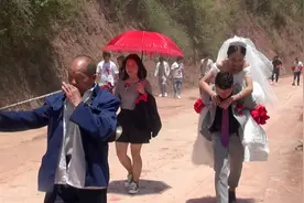 实拍民族习俗，迎接新媳妇进家门视频封面