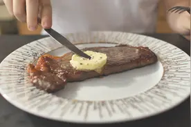 西餐中万能的香料黄油，做法简单，抹在面包上直接吃，味道极香！