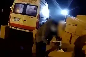 搞事情？湖北高速服务区私运20万只黑口罩，交易时民警抓个正着视频封面
