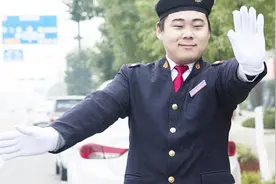 搞笑！保安指挥来回车辆 动作“妖娆动人”视频封面