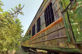 沈阳克俭公园一节破旧绿皮火车成了拍照的网红地，这儿还真不好找视频封面