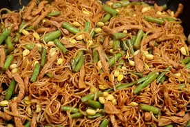 大厨全程河南话，传授河南正宗的蒸面条做法，实在是好吃，太香了视频封面