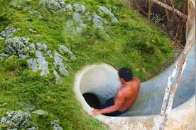 荒野小哥用泥巴建造水滑梯，野外畅玩激流勇进！视频封面