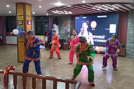 5位老奶奶齐跳广场舞《你莫走》迎来一片掌声