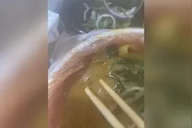 顾客称张亮麻辣烫外卖吃出卷曲的毛发 店长：无法接受300元索赔