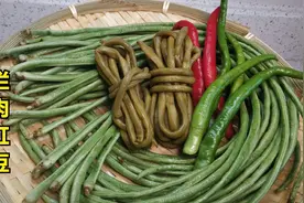 四川家庭餐桌上常见的烂肉豇豆，炒制不放一粒盐，酸辣咸香又下饭视频封面