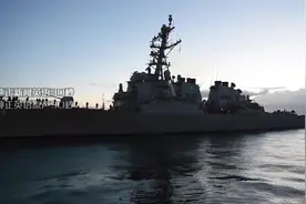 美海军卡尼号驱逐舰是怎样在红海拦截也门胡赛武装无人机和导弹的视频封面