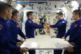 现场！神舟家族已完成太空接力 神十七乘组4月30日返回地球视频封面