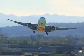 波音777遭遇强侧风，飞机艰难降落在苏黎世机场丨MFS