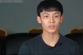 突发！胡明轩4年顶薪续约后，徐杰首次发声：好好生活，天天向上视频封面