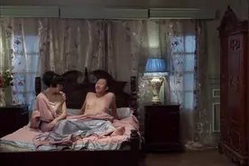 午夜蝴蝶：小伙正跟姨娘在一起，老总突然来了，小伙被吓坏了