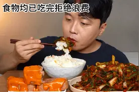 品尝裹满酱汁的煎午餐肉,搭配鲜辣油菜泡菜，拌上米饭简直绝了!视频封面