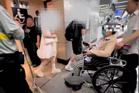 情侣520占无障碍卫生间1小时，让老人门外苦等，不理催促淡定离开视频封面