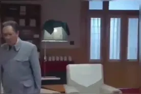 毛主席给周总理接风洗尘！