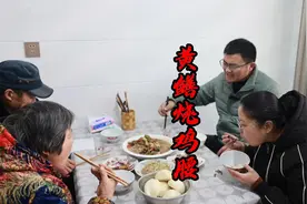 4条黄鳝，2斤鸡腰子，做黄鳝烧鸡腰，下雨天陪父亲喝点酒真高兴