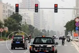 交警提醒：这5种闯红灯行为将不再扣分，车主：终于可以松口气了视频封面