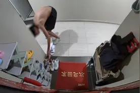 光膀男子偷女邻居鞋猛闻，不满足还拿回屋内，当事人：奇葩的变态视频封面