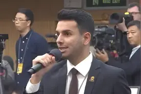 被王毅认出的跳科目三外国记者：在中国13年，“方”姓取自母校视频封面