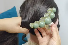 大鲨鱼夹盘发这样扎，不用橡皮筋，发型结实又牢固非常时尚