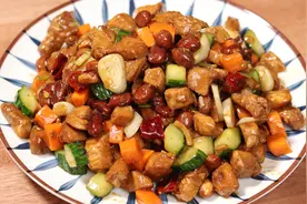 这才是宫保鸡丁的正宗做法，步骤详细，酸甜适口，味道不输饭店