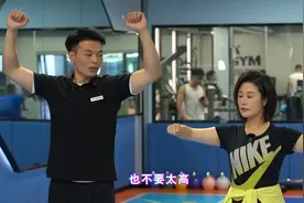 肩背厚重，看起来人又壮又胖！教练教你两个动作，轻松简单练起来