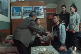 养子成千万富翁，回乡报答养父母，不料养父一见他就抡起扫把抽视频封面