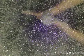 闭上一只眼睛靠近屏幕看3D效果哦