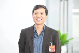 李彦宏建议市民可以去海淀公园体验无人驾驶小巴车视频封面