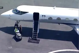 NBA现役超级巨星勒布朗詹姆斯乘专机抵达洛杉矶视频封面