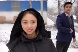 回村男友换上西服，装大老板去同学聚会，还说有美女不带我