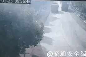 大货车侧翻有多可怕！看见大货车一定要远离图片