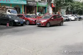 巴中市巴州区南池东路这一条街的车子到处乱停乱放， 见缝插针。视频封面