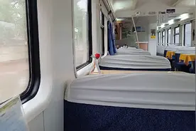 列车雨中急行，铁路员工坚守岗位，京沪线站台无雨棚车站条件艰苦视频封面