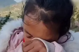 一对小孩父母双亡，姐弟俩在大山里相依为命 ，看哭了所有的人视频封面