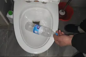才知道，马桶堵塞，只用饮料瓶，1分钟快速疏通马桶，太实用了视频封面