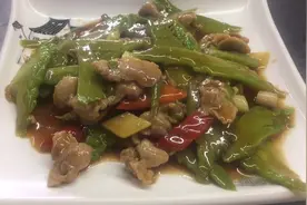 广东大厨原来是这样做凉瓜炒肉片的，难怪肉片嫩滑爽口，快收藏！