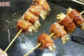 特色地摊铁板小吃金针菇培根串，夜市必点的小吃，看一下怎么制作
