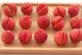 吃了这么多年荔枝，都不知道剥荔枝小窍门？既不脏手也不手疼