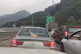 节假日必堵车的高速，清连高速清远入口，一上去就堵死。视频封面