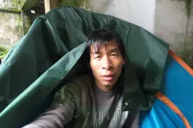 下雨天废弃房漏雨地面很潮湿，环境很差只好搬离重新找个地方住视频封面