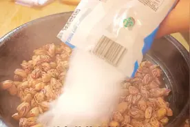 1斤花生米加一包盐，简单做一做，就是人人都爱吃的蒜香花生米视频封面